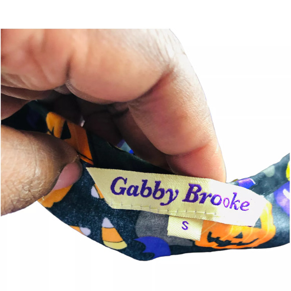 Lot of 2 Womens Halloween Scrubs Top Pumpkin Candy Corn Allover Print Small - Picture 6 of 9